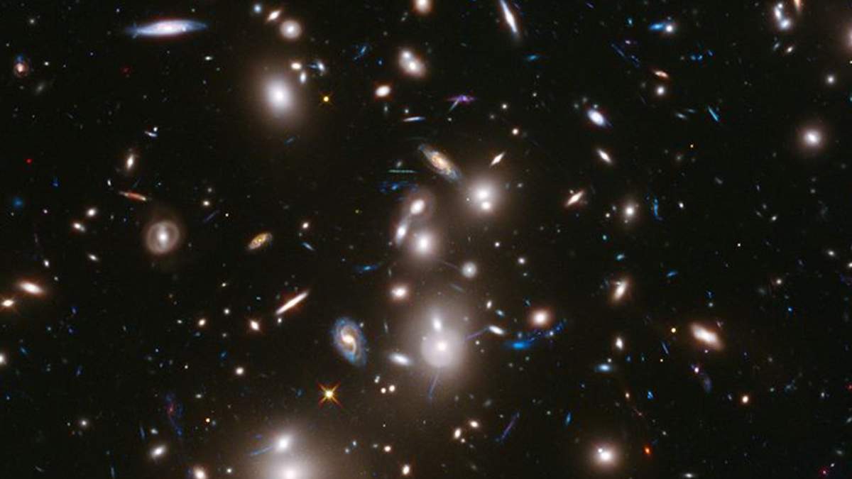 Учені показали на фото, яка масивні галактики спотворюють реальність у космосі - фото 1