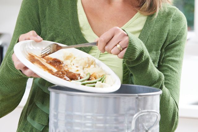 На яку суму українці щорічно викидають їжу після свят: цифри вас шокують - фото 491389