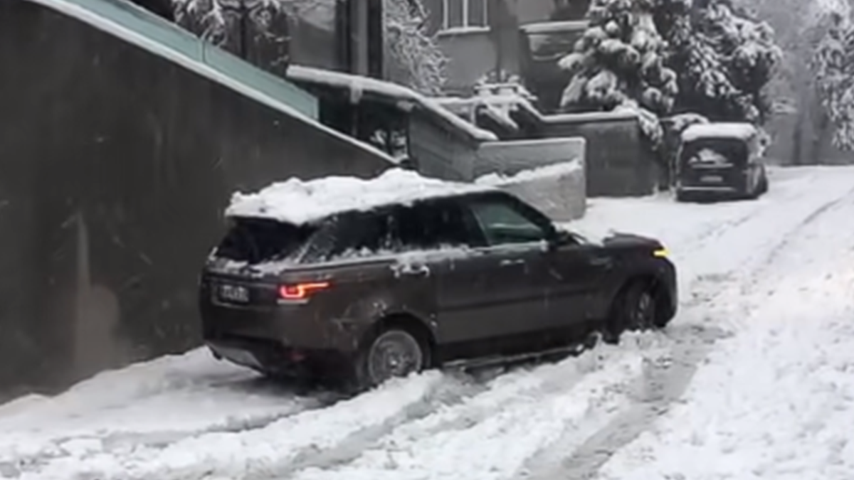 Потужний Range Rover Sport не зміг піднятися на невеликий засніжений схил: епічне відео