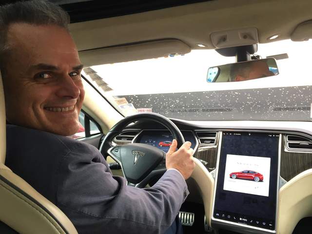 Шалений рекорд: таксист проїхав на своїй Tesla Model S 1,5 мільйона кілометрів - фото 491462