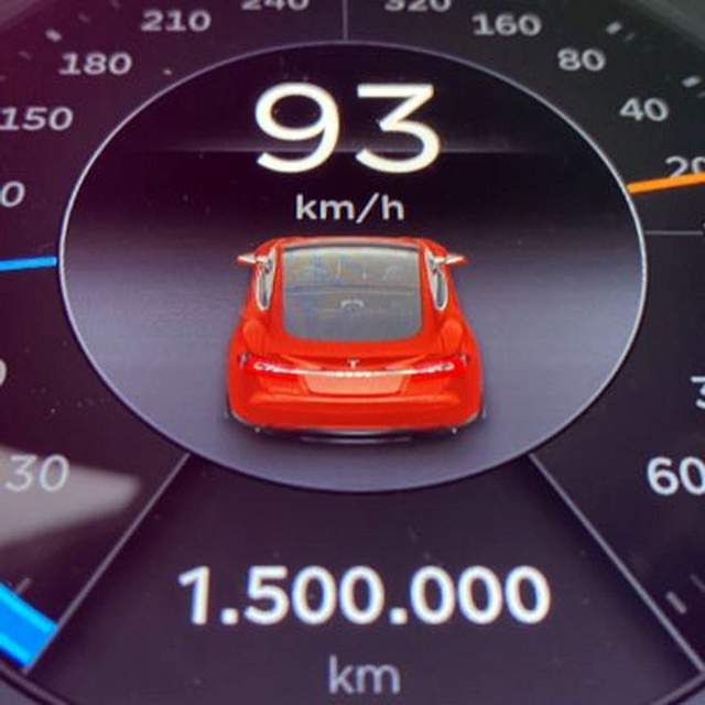 Шалений рекорд: таксист проїхав на своїй Tesla Model S 1,5 мільйона кілометрів - фото 491463