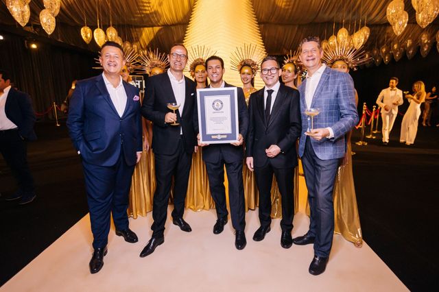 Гігантська вежа з келихів, побудована у Дубаї, потрапила до Книги рекордів Гіннесса - фото 491475