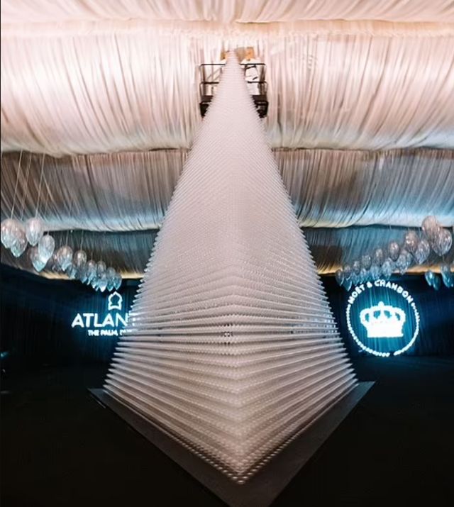 Гігантська вежа з келихів, побудована у Дубаї, потрапила до Книги рекордів Гіннесса - фото 491476