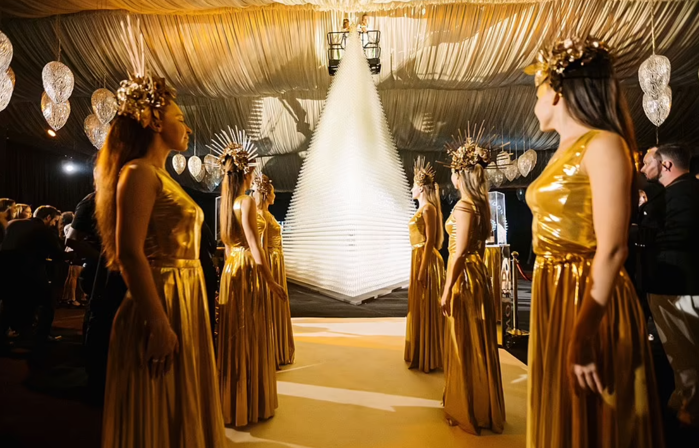 Гігантська вежа з келихів, побудована у Дубаї, потрапила до Книги рекордів Гіннесса