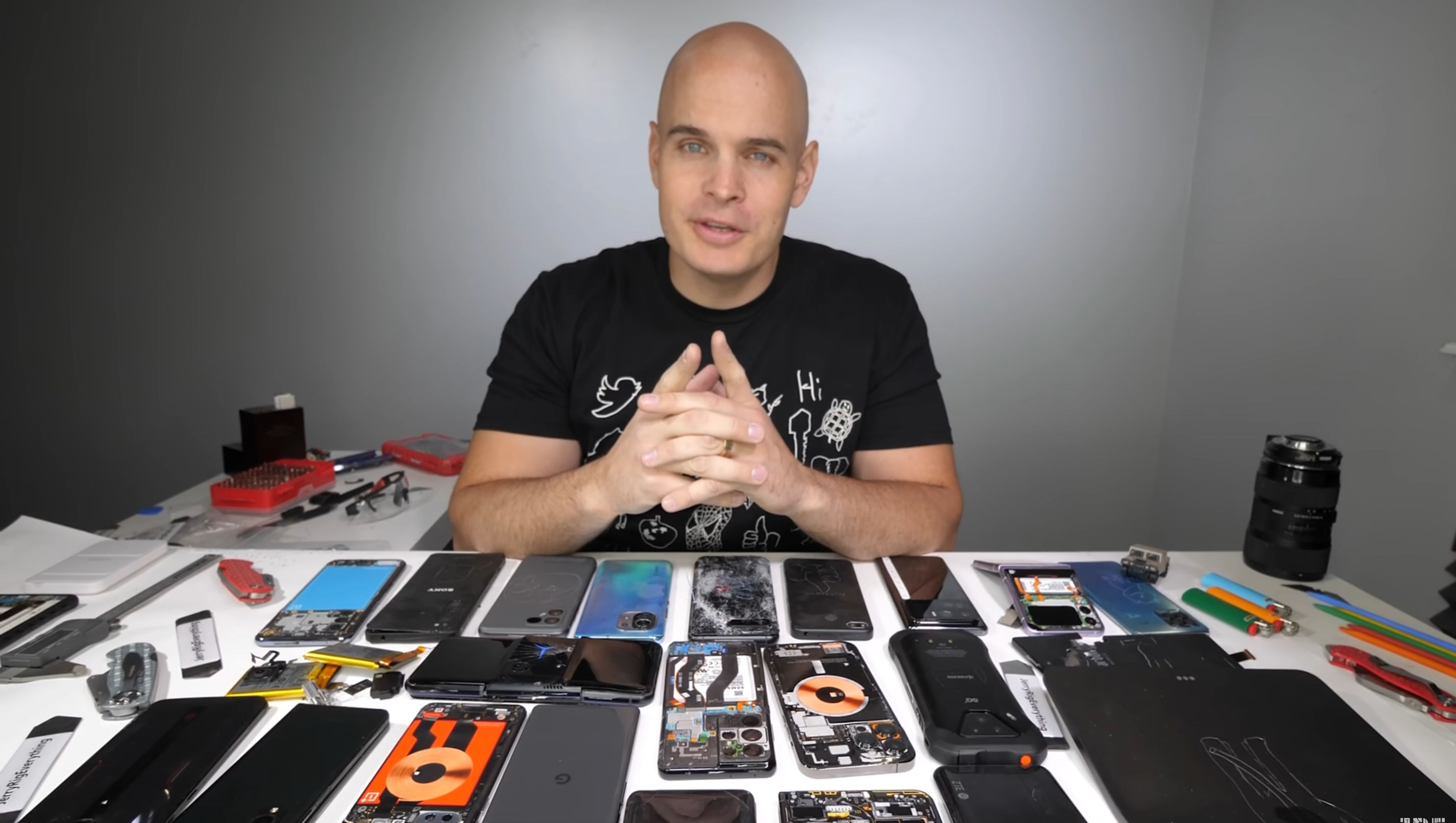 "Руйнівник" смартфонів назвав найміцніший гаджет 2021 року