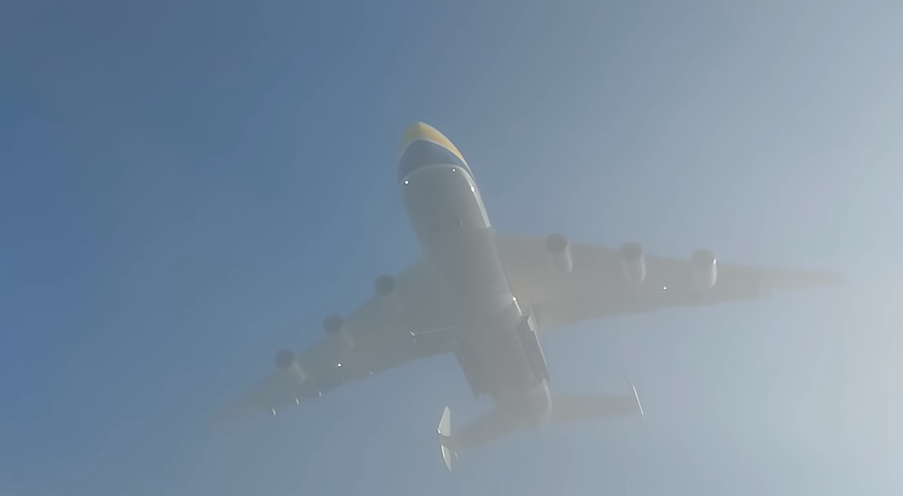 Ефектне приземлення "Мрії" під час туману потрапило на відео