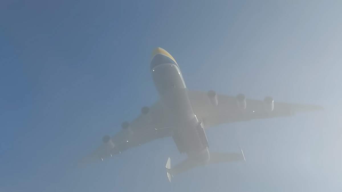Ефектне приземлення "Мрії" під час туману потрапило на відео - фото 1
