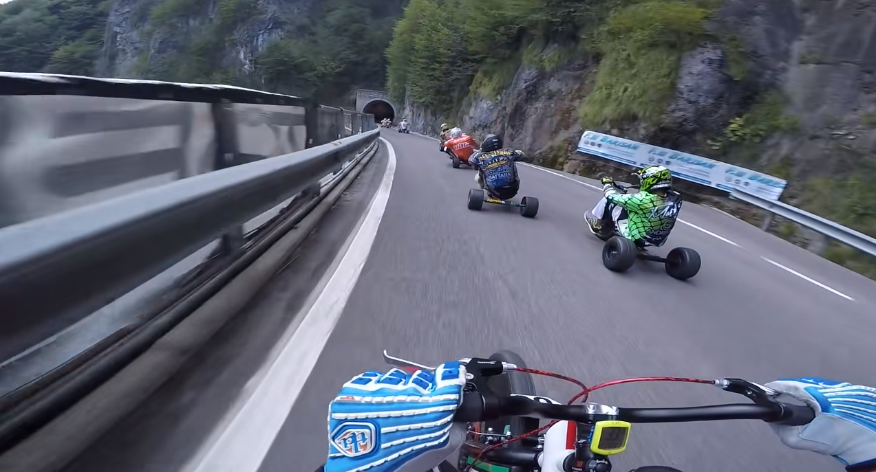 Шаленство на гірських серпантинах: дивіться, як хлопці розважаються на педальних трайках
