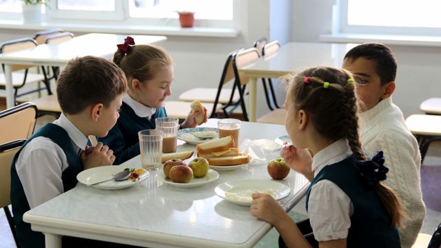 Бургери, болоньєзе та нагетси: які страви найбільше сподобалися школярам з оновленого меню - фото 491602