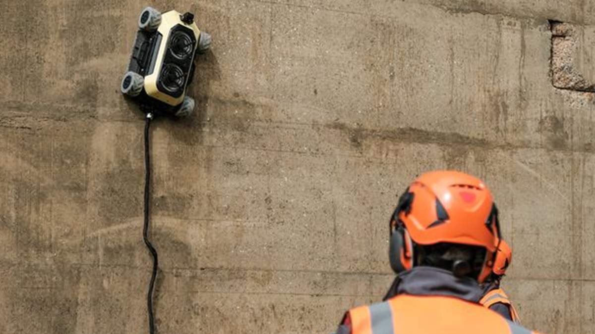 У Британії створили робота, який може пересуватися по стінах - фото 1