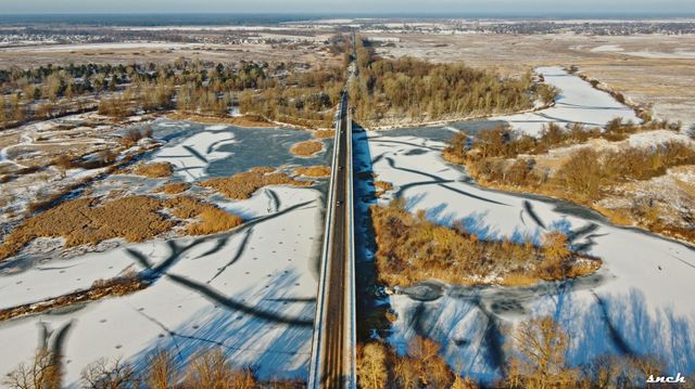 Фотограф показав крижане озеро на Чернігівщині з висоти пташиного польоту: видовищні кадри - фото 491685