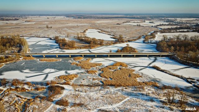 Фотограф показав крижане озеро на Чернігівщині з висоти пташиного польоту: видовищні кадри - фото 491687
