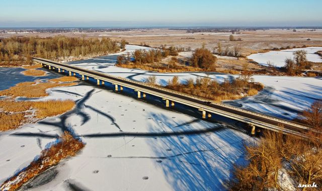 Фотограф показав крижане озеро на Чернігівщині з висоти пташиного польоту: видовищні кадри - фото 491688