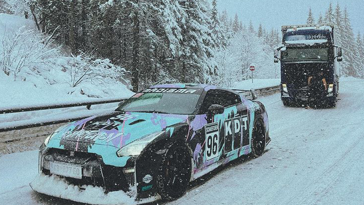 1000-сильний спорткар Nissan витягнув величезну фуру зі снігового полону: епічне відео