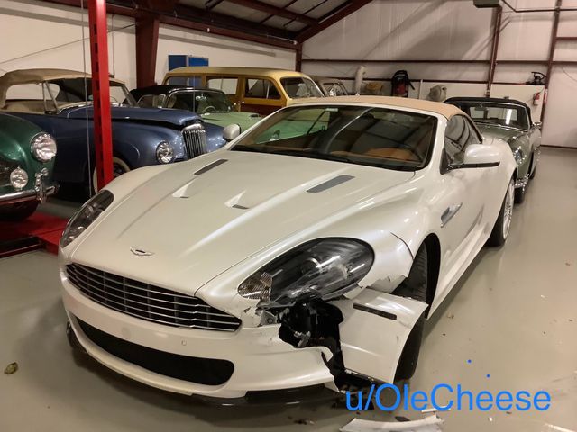 Горе-водій розтрощив чотири розкішні авто у приватному гаражі: відео з камер спостереження - фото 491706