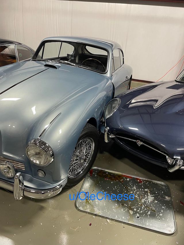 Горе-водій розтрощив чотири розкішні авто у приватному гаражі: відео з камер спостереження - фото 491707