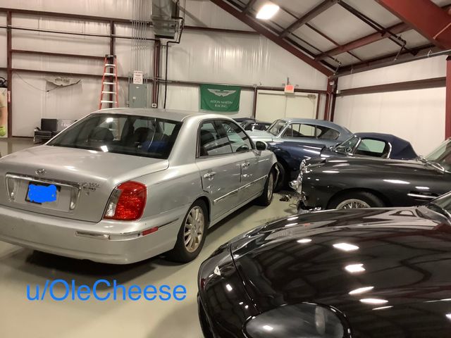 Горе-водій розтрощив чотири розкішні авто у приватному гаражі: відео з камер спостереження - фото 491708