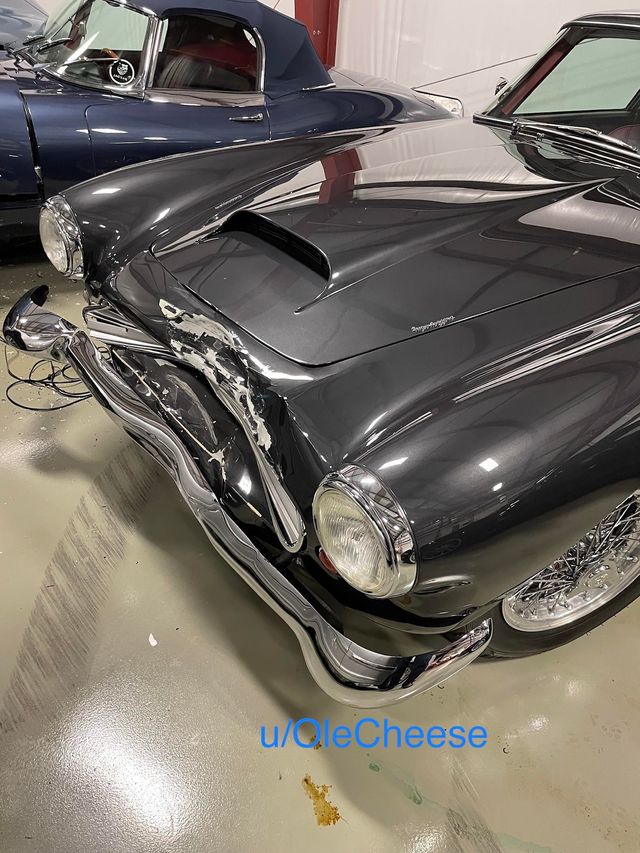 Горе-водій розтрощив чотири розкішні авто у приватному гаражі: відео з камер спостереження - фото 491709