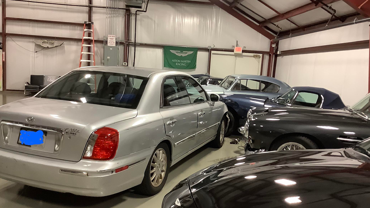 Горе-водій розтрощив чотири розкішні авто у приватному гаражі: відео з камер спостереження