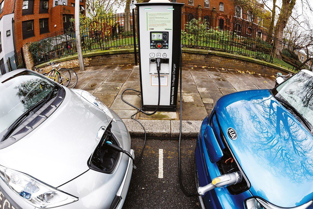 Чому більшість американців не хочуть купувати електрокари та гібриди