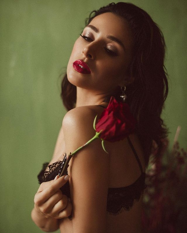 Найгарячіші образи Злати Огнєвіч за всю кар'єру: добірка фото іменинниці (18+) - фото 491753