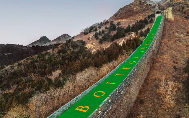 Бренд Bottega Veneta розмістив гігантський цифровий екран на Великій Китайській стіні - фото 491884