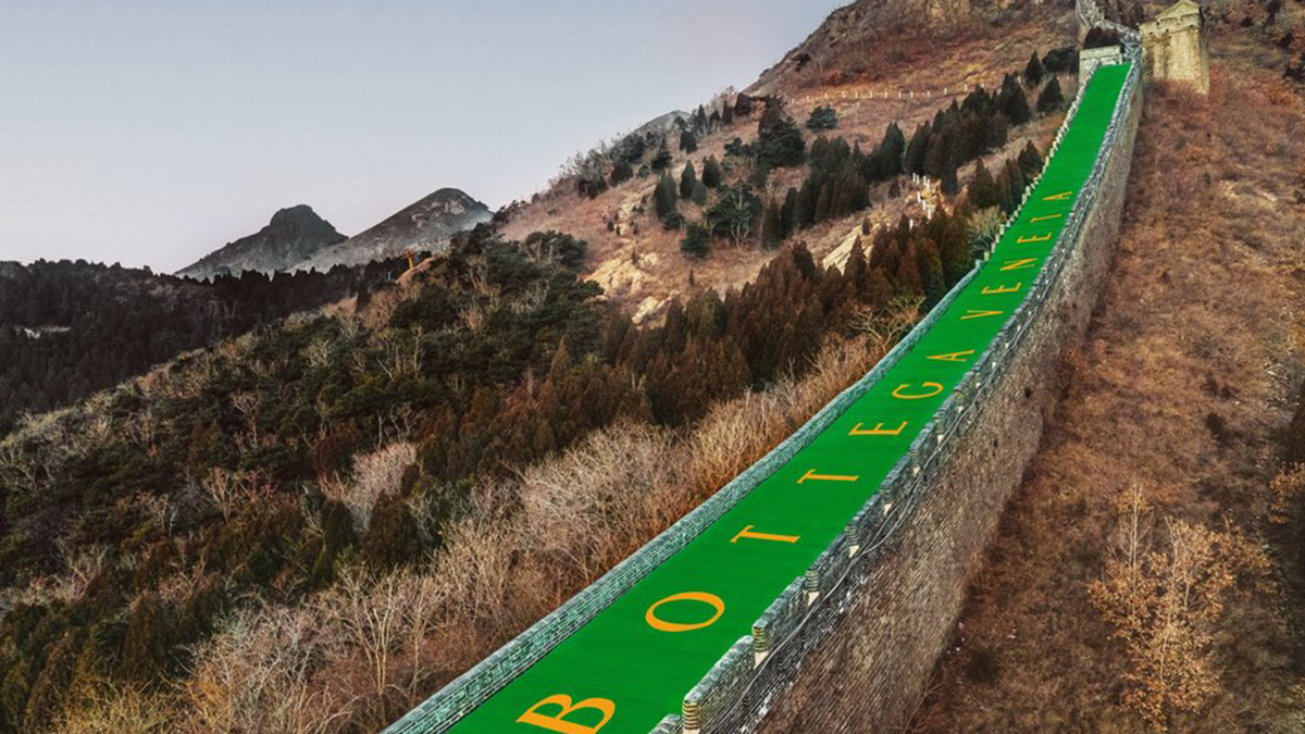Бренд Bottega Veneta розмістив гігантський цифровий екран на Великій Китайській стіні - фото 1