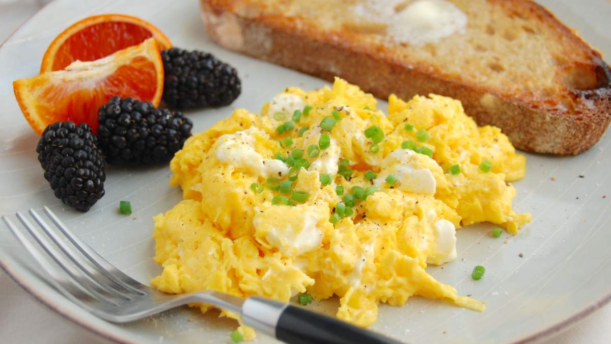 Смачний сніданок за лічені секунди: як приготувати ніжну яєчню у мікрохвильовці - фото 1