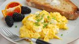 Смачний сніданок за лічені секунди: як приготувати ніжну яєчню у мікрохвильовці