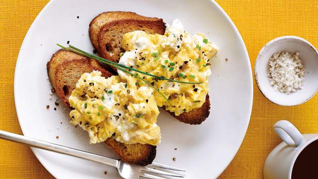 Смачний сніданок за лічені секунди: як приготувати ніжну яєчню у мікрохвильовці - фото 491904