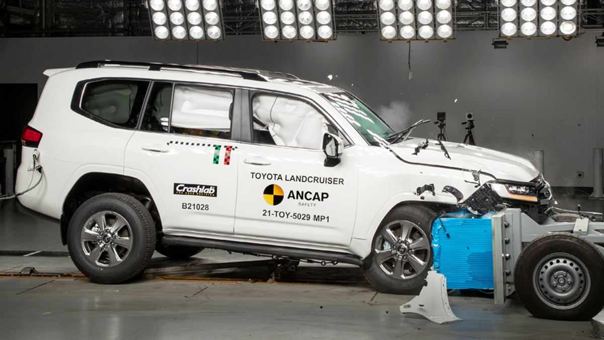 Дивіться, як новий Toyota Land Cruiser 300 пройшов перший незалежний краш-тест