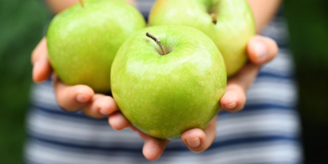 Які продукти прибирають зубний наліт не гірше за щітку- фото 492138