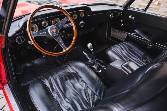 У продажі з'явився класичний Ferrari 250 GTE з двигуном від Chevrolet - фото 492261