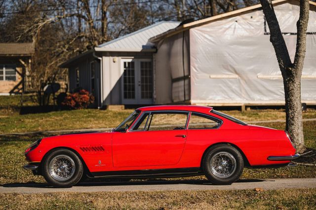 У продажі з'явився класичний Ferrari 250 GTE з двигуном від Chevrolet - фото 492265