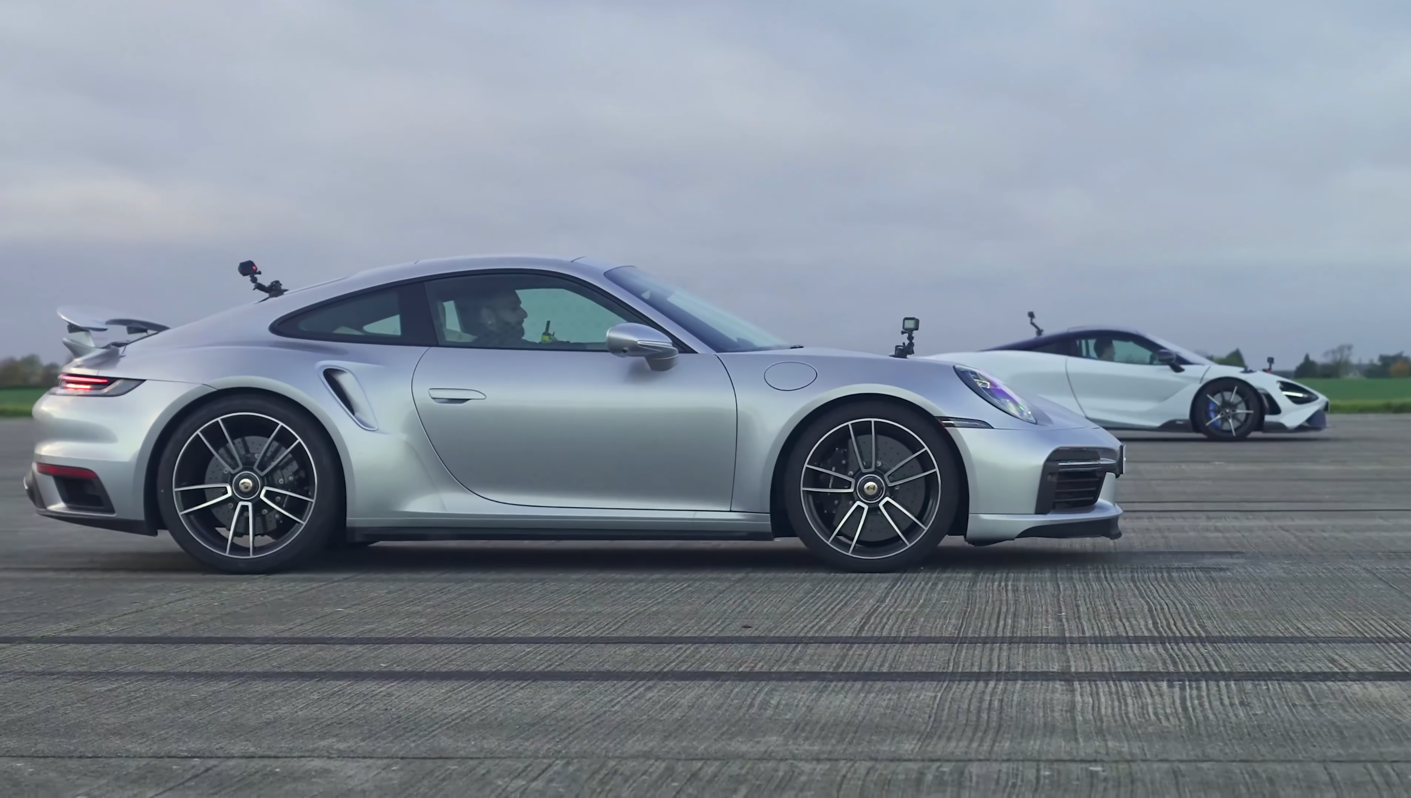 McLaren 765LT проти Porsche 911 Turbo S: дивіться відео епічної дрег-гонки