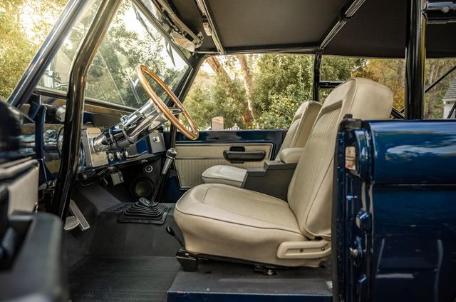 Колишній чемпіон Формули-1 виставив на продаж 52-річний позашляховик - фото 492358