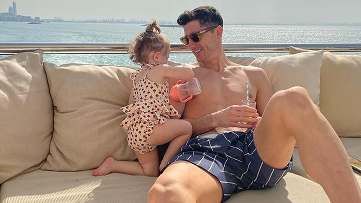 "Поки мами немає поруч": Левандовський зробив зачіску дочці оригінальним способом