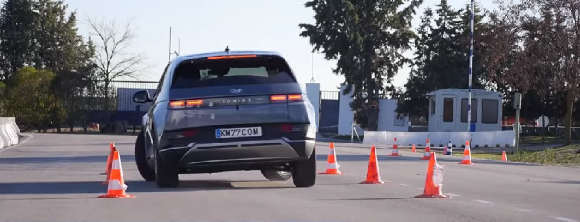 Дивіться, як електрокар Hyundai порається з лосиним тестом: ефектне відео