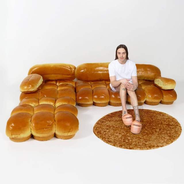 Репер Томмі Кеш показав концепт дивана IKEA у формі буханців хліба - фото 492571