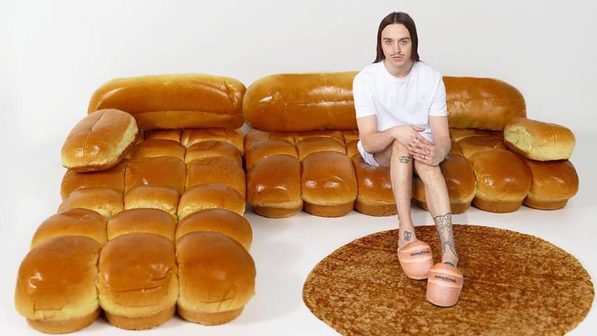 Репер Томмі Кеш показав концепт дивана IKEA у формі буханців хліба - фото 1