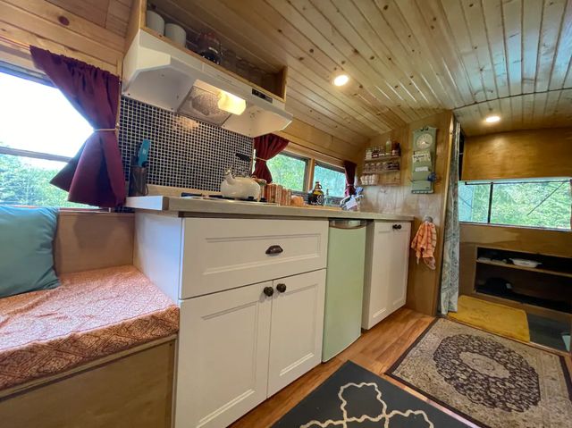 Старий шкільний автобус перетворили на затишний гостьовий будинок - фото 492575