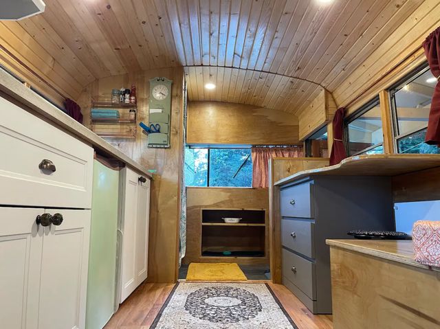 Старий шкільний автобус перетворили на затишний гостьовий будинок - фото 492576