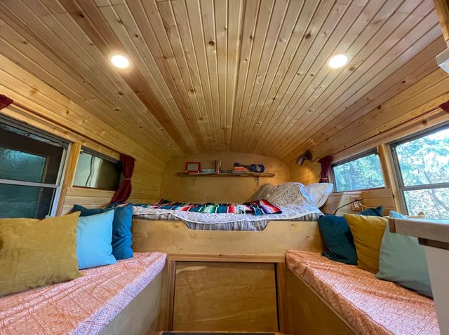 Старий шкільний автобус перетворили на затишний гостьовий будинок - фото 492578