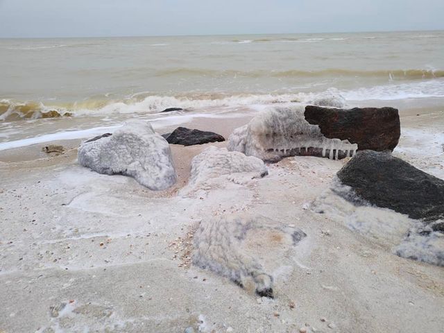 У мережі показали вражаючі фото обмерзлого берега Кирилівки - фото 492584