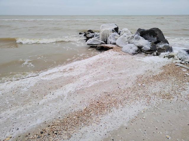 У мережі показали вражаючі фото обмерзлого берега Кирилівки - фото 492585