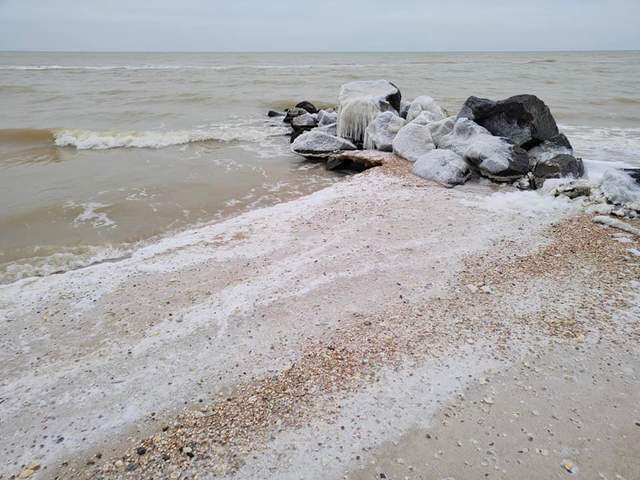 У мережі показали вражаючі фото обмерзлого берега Кирилівки - фото 492585