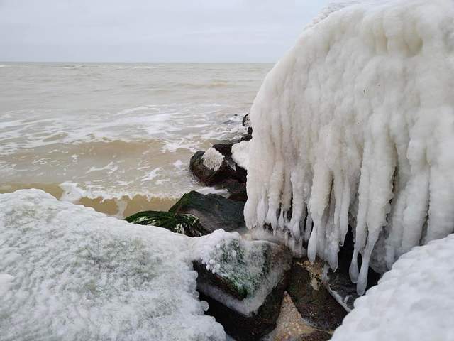 У мережі показали вражаючі фото обмерзлого берега Кирилівки - фото 492587