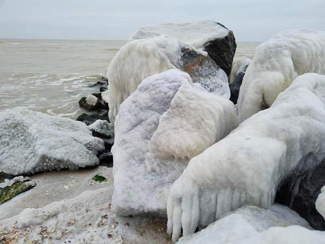 У мережі показали вражаючі фото обмерзлого берега Кирилівки - фото 492588
