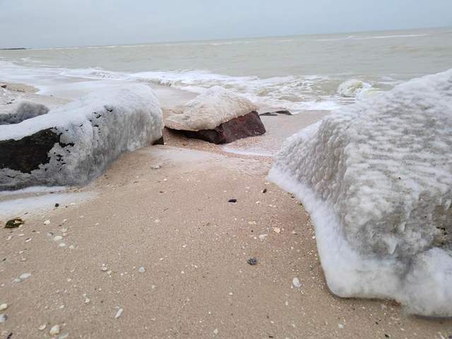 У мережі показали вражаючі фото обмерзлого берега Кирилівки - фото 492589