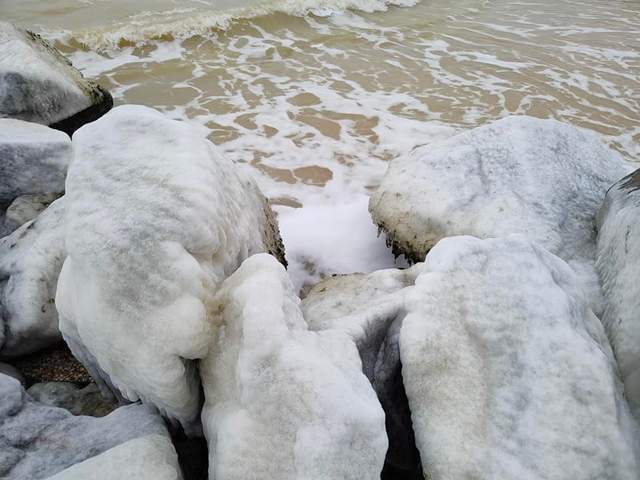 У мережі показали вражаючі фото обмерзлого берега Кирилівки - фото 492590